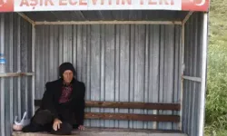“Gelecek, gelecek...” diyor, 26 yıldır sevdiğini bekliyor! 26 yıl boyunca aynı yerde umutla bekleyişini sürdürüyor!