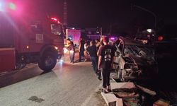 Foça'da kamyonet ile otomobil çarpıştı: 7 kişi yaralandı