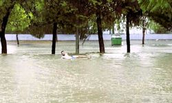 10 dakikada sağanak yağış etkili oldu! Denizli’de sağanak sonrası göle dönen bulvarda yüzdü!