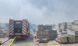 Ankara’da otluk alandaki yangın fayans deposunu küle çevirdi