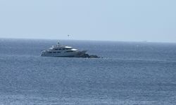 Bodrum açıklarında motoryat kayalıklara çarptı