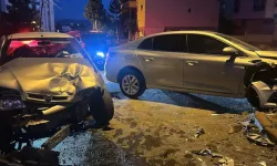 O sesleri duyan dışarı fırladı: İki araç çarpıştı, 6 kişi yaralandı