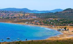 Ege'nin lezzetli mezeleri ve damla sakızlı dondurmasıyla Foça'yı solladı: Berrak deniziyle huzurlu bir tatil vadediyor!