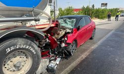 Süt tankerine arkadan çarpan otomobil sürücüsü ağır yaralandı