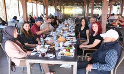 Kuşadası’nda yaşlılara özel kahvaltı organizasyonu