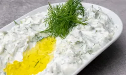Ege’nin serinliği, Osmanlı’nın zarafetiyle buluşuyor! Yaz sofralarını baştan yaratacak yoğurtlu meze sırrı