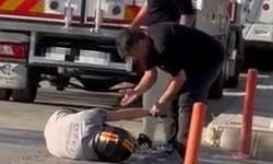 Yol verme tartışması şiddete dönüştü: Motosikletliyi yerde tekmelediler