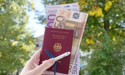 Havalimanlarında bunu yapanlar dikkat çekiyor! Pasaportu neden folyoya sarıyorlar?