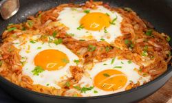 Pazar kahvaltılarınızı şenlendirecek bir lezzet: Yumurta be soğanın nefis uyumu sofrada kapış kapış gidecek