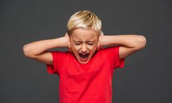 Çocuklarda alt ıslatma ve tırnak yeme hangi sorunların habercisi? İçe kapanan çocuklar gerçekte ne anlatıyor?