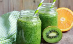 Tatlı mı tatlı, serin mi serin: Kivi ve nane ile 5 dakikada hazırlayabileceğiniz pratik smoothie tarifi
