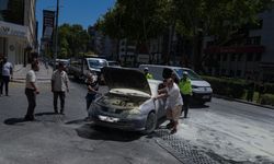 Konak'ta seyir halindeki araç alev aldı