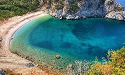 İzmir’e sadece 30 dakika mesafede: Denizin cam gibi olduğu, beyaz kumlarla kaplı Ege’nin en temiz plajı!