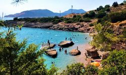 Kahvaltıdan kalkıp denize giriyorlar! Ege’de böyle sahiller az kaldı: Denizi akvaryum gibi, kumu incecik, havası şifalı