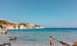 Ne Çeşme ne Urla! Kalabalık plajları unutturan Ege güzelliği buz gibi deniziyle hem serinletiyor hem şifa veriyor