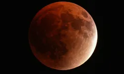 Gökyüzü kırmızıya büründü! Kanlı Ay Tutulması izleyenleri büyüledi