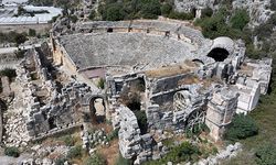 Myra Antik Tiyatrosu 11 bin kişilik sahneye hazırlanıyor