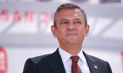 Cuma namazından çıkan Özgür Özel kendini arbede içinde buldu: O anlar kamerada