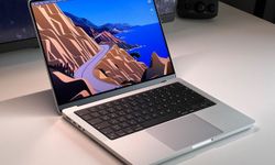 MacBook'un keskin kenarlarından rahatsız oldu, bilgisayarını zımparaladı