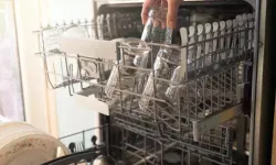 Bulaşıklar kirli çıkıyor, bardaklar bulanıyor! Çözümü çok basit: Makinede burayı temizlemeyi atlamayın