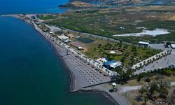 İzmir'deücretsiz Mavi Bayraklı, 5 yıldızlı otel konforunu aratmayan halk plajı! İZBAN'a atlayan soluğu burada alıyor