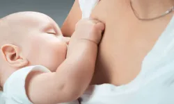 Bebeklerin ilk kalkanı anne sütü! Mikroplara karşı koruyor, bağışıklığı güçlendiriyor