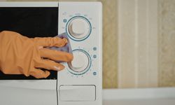 Mikrodalga fırın kullananlar dikkat! Mikrodalga kullanırken bu hataları yapmayın: Düşük ısı ve doğru kap uyarısı