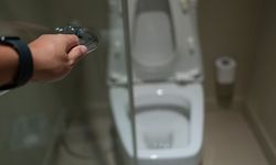 Pahalı oda kokularına gerek yok! 2-3 damla yetiyor: Banyoda bu yöntem yeterli