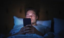 Telefonu bırakmadan uykuya geçmeye çalışıyorsanız dikkat! 30 dakika kuralı