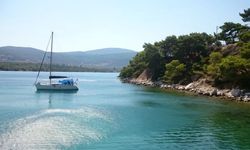 İzmir’de denizi akvaryum gibi! Oltasını alan da havlusunu kapan da buraya geliyor: Berrak, şifalı suyun zemini kum