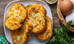 Kahvaltıda fark yaratın! Ustaların sırrıyla yumurtalı ekmeği restoran gibi yapmanın en basit yöntemi