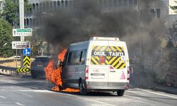 Seyir halindeki servis aracında yangın! Ekipler seferber oldu