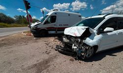 Kavşakta korkutan kaza: Ambulans ile hafif ticari araç çarpıştı