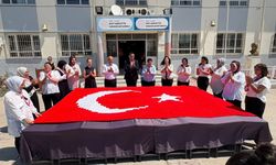 Aliağa’da 2 bin 400 parçalık emekle Türk Bayrağı hazırlandı! Başkan Acar "Aldığım en kıymetli hediye"