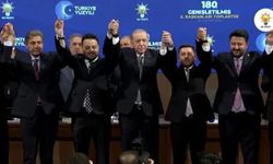 3 belediye başkanı birden AK Parti'ye katıldı! Cumhurbaşkanı Erdoğan rozetlerini taktı