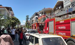 Alevlerin sardığı evden yaralı çıkarıldı, yaşlı adam yaşam savaşını kaybetti