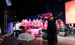 Aliağa’da halk müziği gecesi: Emel Taşçıoğlu sahne aldı