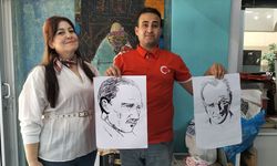 İki eliyle aynı anda farklı Atatürk Portreleri çizdi! Depremin ardından sanata sığınan Kozan, gençlere ilham kaynağı oluyor