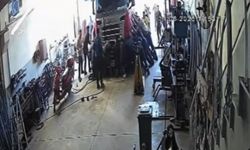 Baba ve oğlu tırın altında kaldı! O anlar kameraya yansıdı