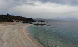İzmir’de ücretsiz kamp ve denizin adresi! Turkuaz denizi ve beyaz kumsalı görenleri büyülüyor