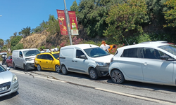 Kıbrıs Şehitleri Caddesi'nde zincirleme kaza: 5 araç birbirine girdi