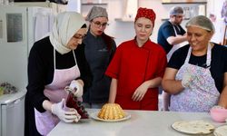 Hem eğleniyorlar ham öğreniyorlar! Buca’da kadınlar mutfakta meslek sahibi oluyor