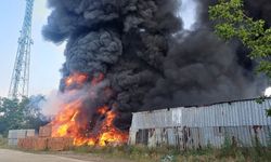 Boya deposunda büyük yangın! Gökyüzü siyah dumanla kaplandı