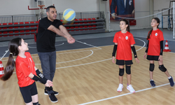 Çiğli’de spor salonu yenilendi! Başkan Yıldız sahaya inip voleybol oynadı