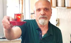 Çay servisi yaparken şiir okuyor