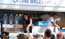Çeşme'de Başkan Denizli kazanın başına geçti, vatandaşlara aşure dağıttı