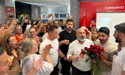 CHP İzmir’de nöbet sürüyor: Karanfil gerginliği il binasını karıştırdı