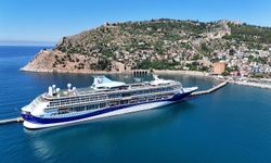 Dev kruvaziyer demir attı! Binlerce turist ilçeye akın etti