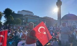 Dünya Kupası heyecanı Konak Meydanı'na taştı! İzmirliler tarihi maçı dev ekranlardan izledi
