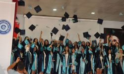 Ege Üniversitesi'nde mezuniyet coşkusu! Çocuk Gelişimi Bölümü mezunlarını verdi, 38 öğrenci kep attı